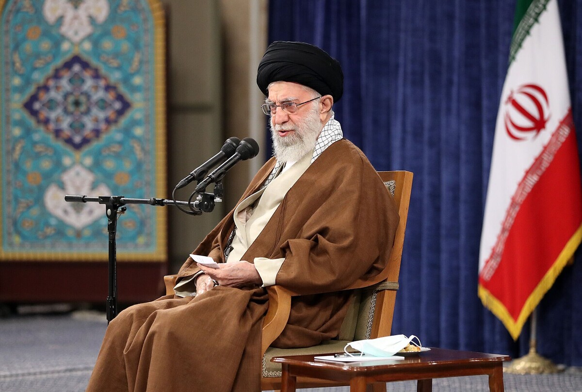 رهبر انقلاب اسلامی ضمن تاکید بر لزوم شناخت دقیق ضعف‌های فرهنگی، تلاش برای یافتن راه‌حل و ترویج گزاره‌های صحیح، گفتند: می‌توان به کمک پایه‌های فکری انقلاب و جوانان فعال، آن فرهنگ و روحیه انقلابی را بار دیگر تجدید کرد و یک حرکت عظیم فرهنگی به‌وجود آورد.