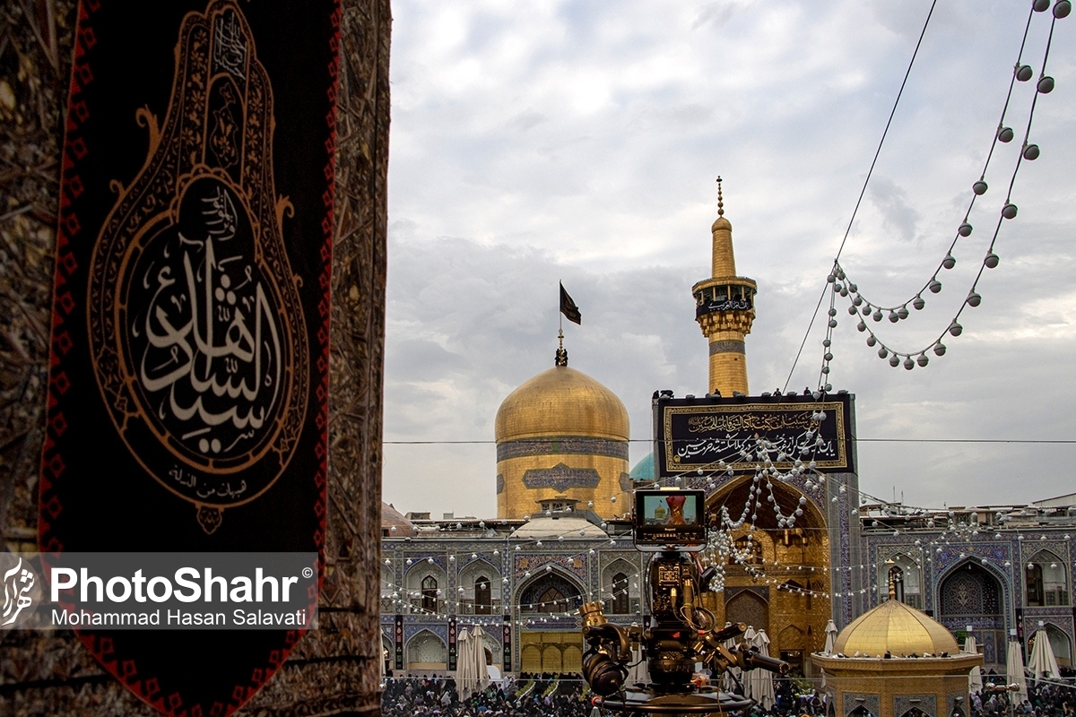 پرچم گنبد حرم مطهر رضوی در آستانه شهادت حضرت زهرا (س) تعویض شد.