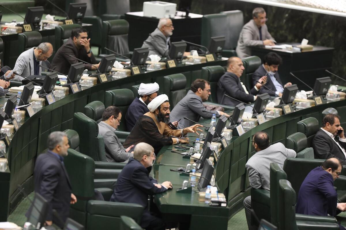 سخنگوی کمیسیون کشاورزی مجلس در توضیح برنامه‌های وزیر پیشنهادی راه و شهرسازی گفت:  ۵۶ درصد از برنامه های وزیر پیشنهادی کاملاً منطبق با اسناد بالادستی و ۳۰ درصد موارد نیز همسو است لذا این کمیسیون این وزیر را شایسته تصدی این وزارتخانه دانست.