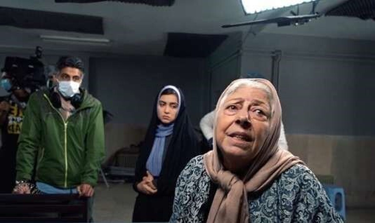 اکران فیلم سینمایی «حرف آخر» با بازی ایوب آقاخانی و شبنم قلی‌خانی در گروه سینمایی هنر و تجربه آغاز شد.