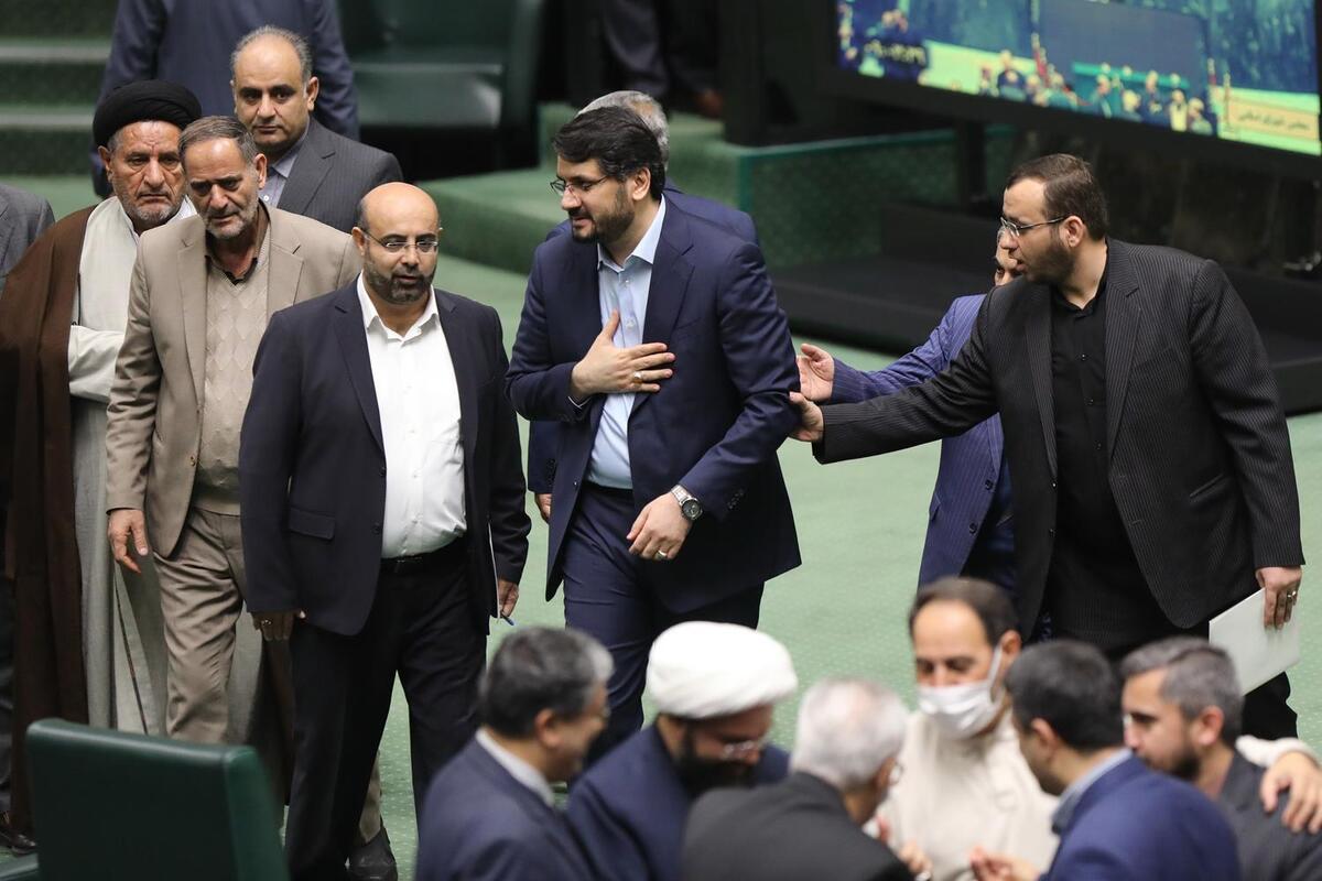 نمایندگان مجلس با ۱۸۷ رأی به مهرداد بذرپاش به عنوان وزیر راه و شهرسازی اعتماد کردند.