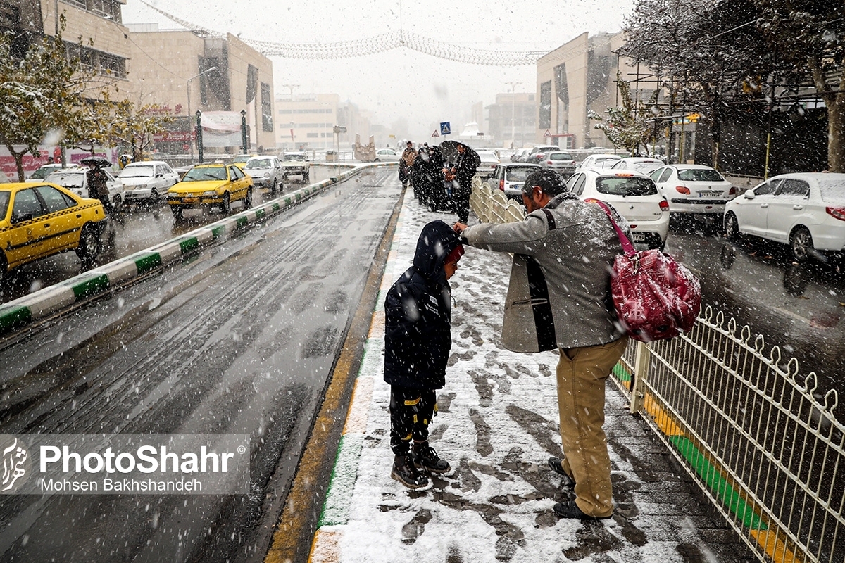 کارشناس اداره کل هواشناسی خراسان رضوی گفت: بارشهای پراکنده برف و باران از عصر امروز جمعه در برخی مناطق استان آغاز می شود و طی روزهای بعد با تقویت بارشها تا دوشنبه ادامه خواهد داشت.