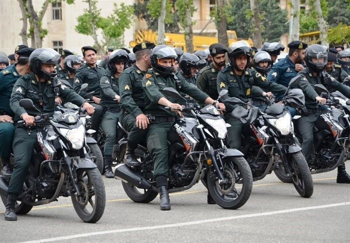 آیا پلیس‌نما شدن و تخریب به نام پلیس در خیابان‌های شهر ممکن است؟ در روزهای گذشته درست زمانی که ناآرامی‌ها در خیابان‌ها به حد بالایی رسید و بسیاری از نیروهای انتظامی درگیر بودند، عده‌ای با نام و نشان پلیس، به اموال مردم خسارت وارد کردند. دوربین مخفی ما، حقیقت پلیس‌نما شدن را آشکار می‌کند!