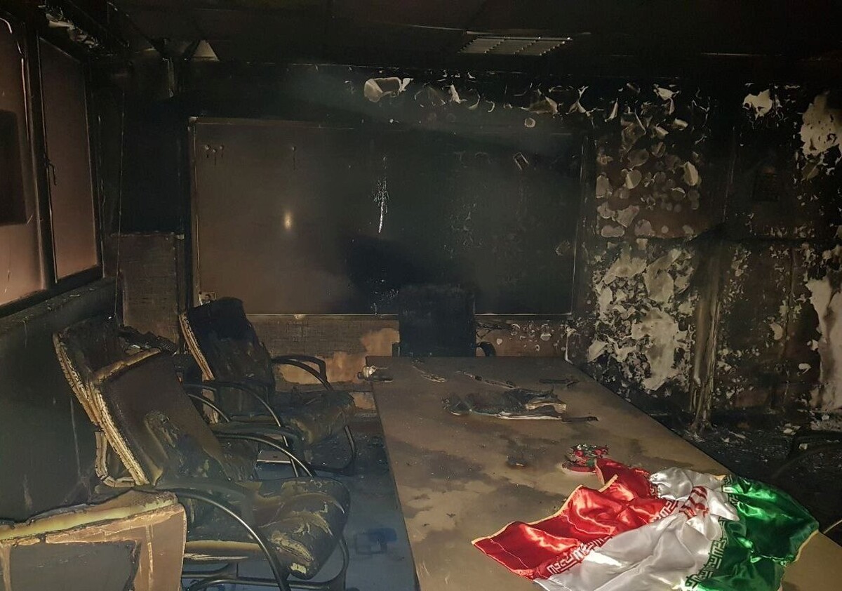 بامداد ۱۹ آذر، دفتر بسیج دانشجویی در همکف ساختمان ابن‌سینا دانشگاه شریف توسط عوامل ناشناس در آتش سوخت.