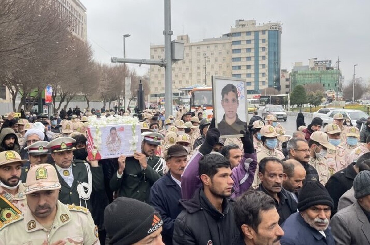 پیکر «معین قدمیاری»، سرباز شهید که در مرز سیستان و بلوچستان به شهادت رسیده بود، امروز، ۱۹ آذر، در مشهد تشییع شد.