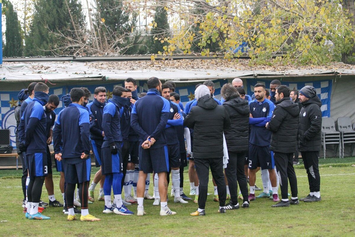 دو بازیکن استقلال از چند روز قبل تلاش می‌کنند اگر مدیران این باشگاه موفق به پرداخت پول نشدند بازیکنان را اعتصاب دعوت کنند.