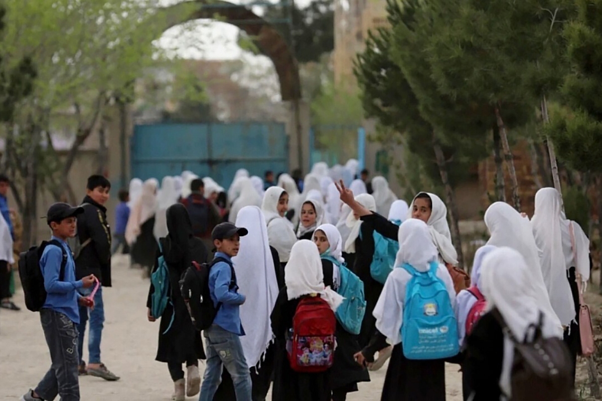 صندوق کودکان سازمان ملل می‌گوید بیش از ۴ میلیون کودک در افغانستان از رفتن به مکتب محروم‌اند که ۶۰ درصد را دختران تشکیل می‌دهند.