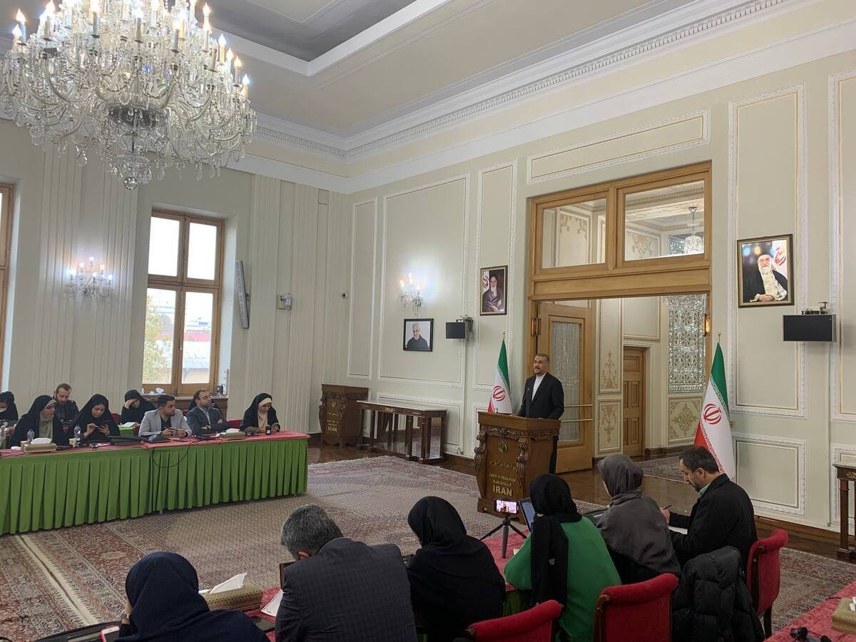 وزیر خارجه کشورمان با بیان اینکه پیام‌ها میان ما و آمریکایی‌ها همچنان در حال تبادل است، گفت: ما در مسیر دیپلماتیک تبادل پیام‌ها را داریم، اما در مسیر اظهارات رسانه‌ای، کماکان برخی از مقامات آمریکایی مواضع ریاکارانه خود را ادامه می‌دهند.