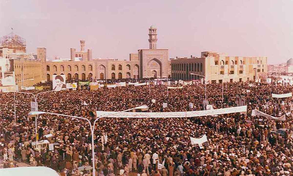 تاریخ‌نویسان معتقدند خطبه خوانی شب عاشورا در حرم مطهر رضوی به سال ۱۳۵۷، اعلام پیروزی انقلاب اسلامی و به رسمیت شناختن آن بوده است.