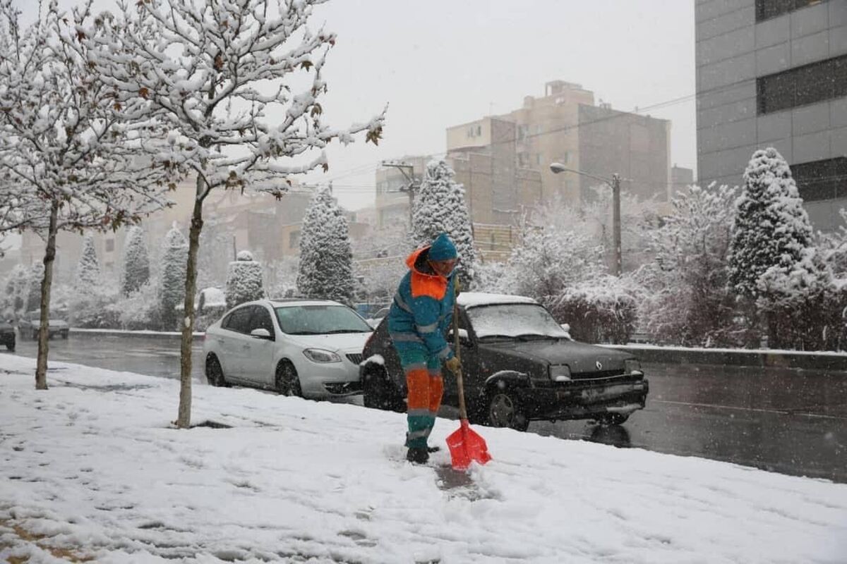 سرپرست اداره کل هماهنگی و نظارت بر خدمات شهری شهرداری مشهد، از توزیع لباس و تجهیزات زمستانه در میان ۶۲۰۰ پاکبان مشهدی زودتر از سال‌های گذشته خبر داد.