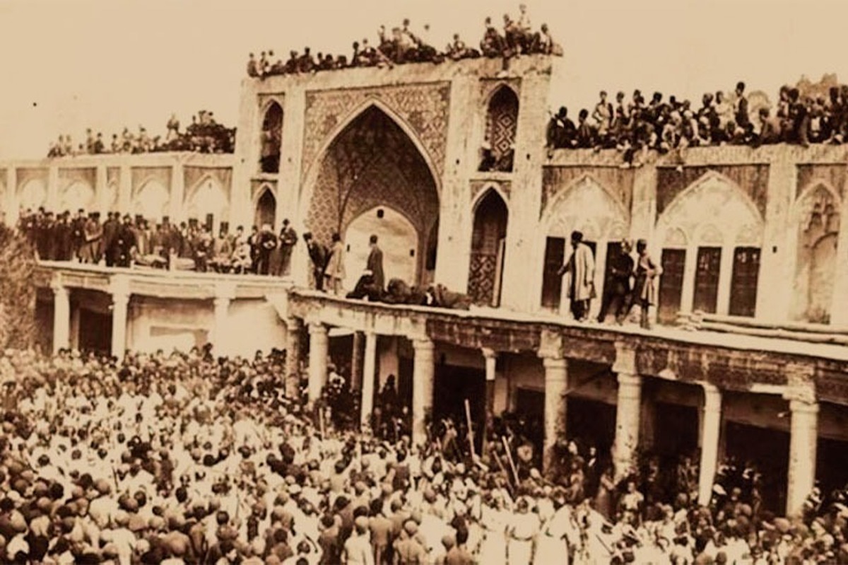 با وجود اینکه رسم برگزاری عزاداری برای ازدست‌رفتگان از سوی اقوامشان از صدر اسلام وجود داشته است، اولین عزاداری‌های خانگی به پیش از شهادت امام‌حسین (ع) و به زمان شهادت مادر بزرگوار ایشان، حضرت‌فاطمه (س)، بازمی‌گردد؛ با شهادت ایشان چراغ عزاداری‌های خانگی روشن شده است و تاکنون ادامه دارد.
