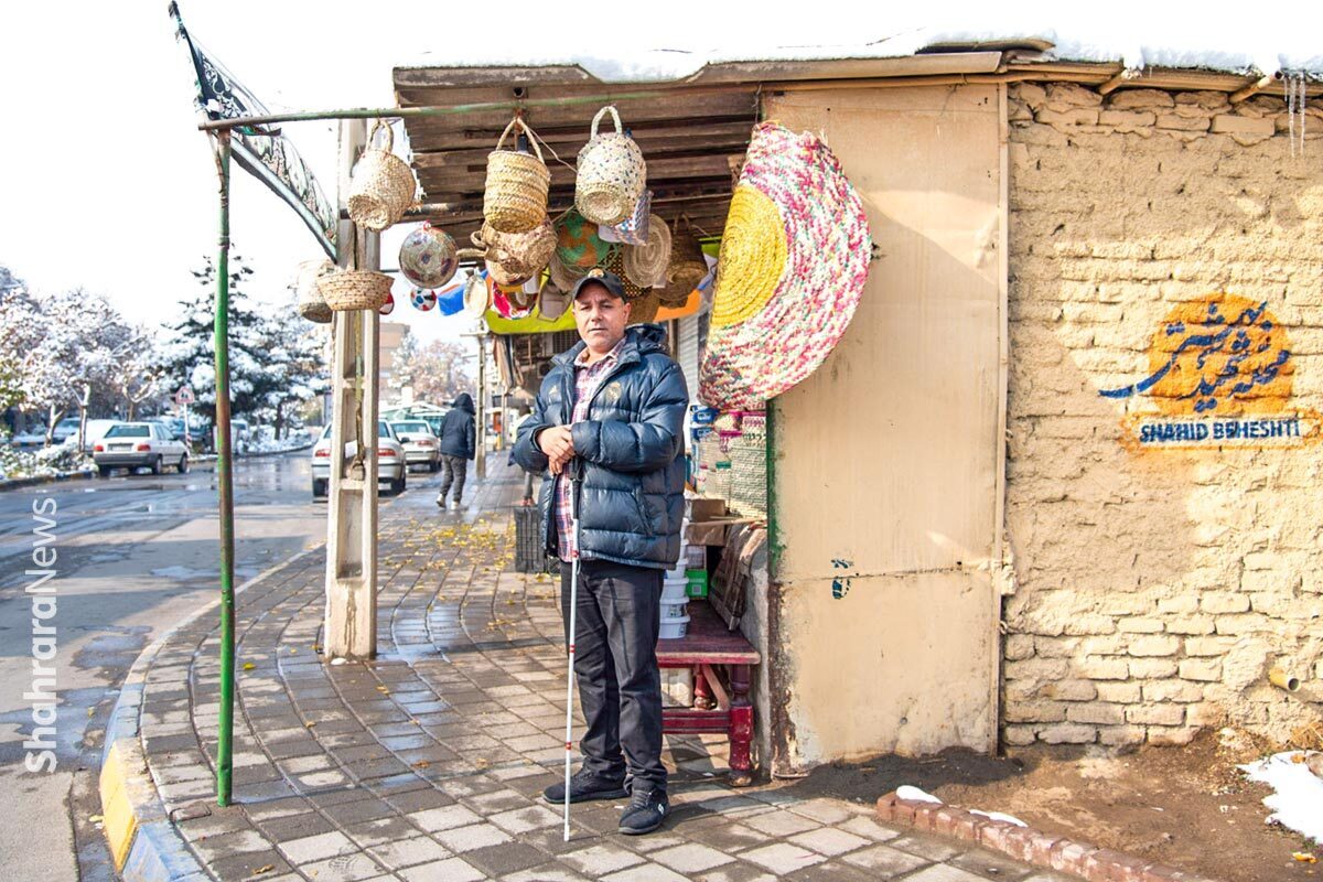 مهاجر شبیه سه برادر دیگرش روشن‌دل است و از همان دوران کودکی با نورها، اصوات و حواس دیگری دنیا را لمس می‌کند. همان اولین تئاتری که شاهدش بوده است چراغ یک اتاق تاریک را در ذهن مهاجر روشن می‌کند.
