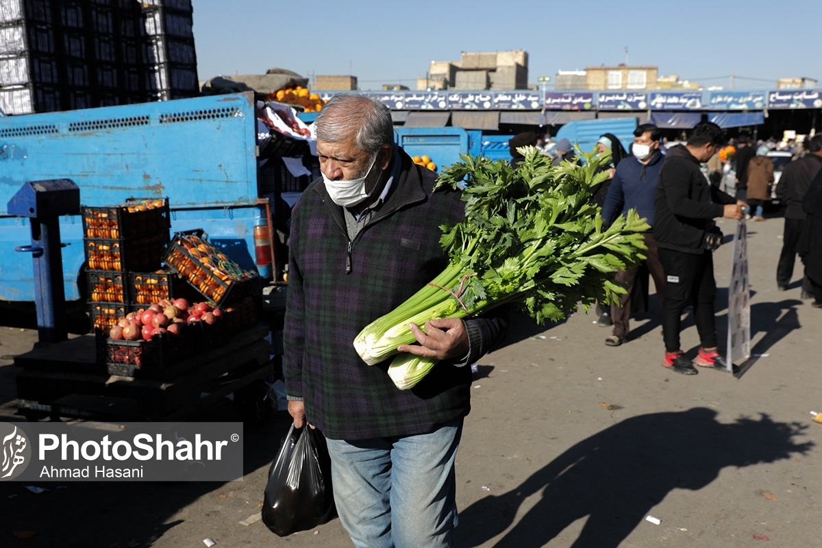 تهیه مواد خوراکی این روز‌ها حتی برای کسانی که کار هم دارند به یک دغدغه تبدیل شده و با یک محاسبه سرانگشتی و با وجود دستمزد‌های اندکی که کارمندان و کارگران می‌گیرند، می‌توان دریافت که خورد و خوراک یک روز چقدر از درآمدشان را به خود اختصاص می‌دهد.