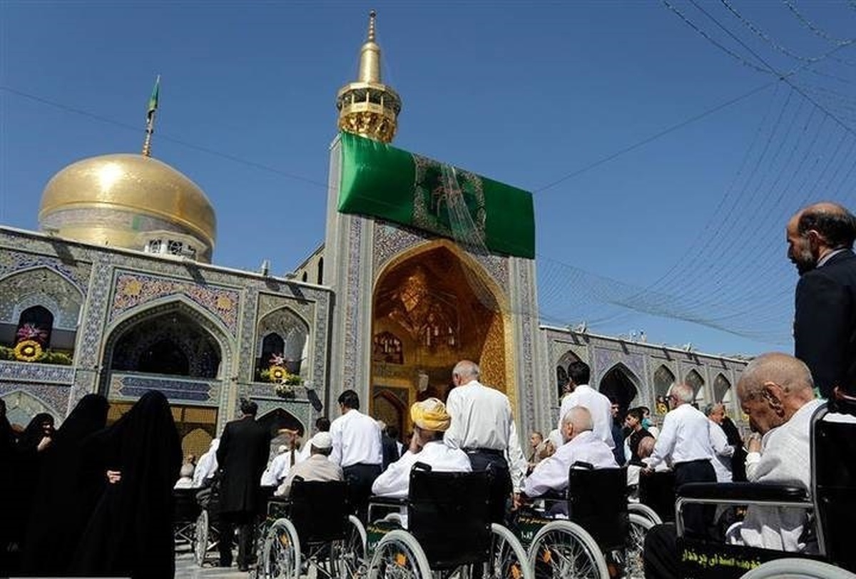 مسافران این بارِ ون‌های سفیدرنگی که در دوربرگردان بست شیرازی توقف کرده‌اند، 50 مادرپزرگ و پدربزرگ از محله‌های توس، میدان عدل خمینی و کوثر جنوبی هستند؛ سالمندانی که سالهاست همشهری امام رضایند اما به تنهایی توان آمدن به حرم را ندارند و امروز خادمان آقا از مسجد محله یا پشت پنجره فولاد عصای دستشان شده اند.