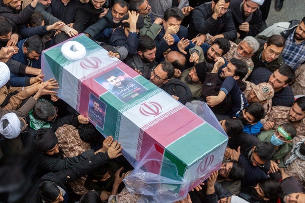 طلبه بسیجی شهید مدافع امنیت حسن مختارزاده عصر امروز دوشنبه ۲۱ آذرماه از مصلی قدس قم به سمت حرم حضرت فاطمه معصومه(س) تشییع و پس از اقامه نماز بر پیکر پاک این شهید در حرم کریمه اهل بیت(ع) به خاک سپرده شد.