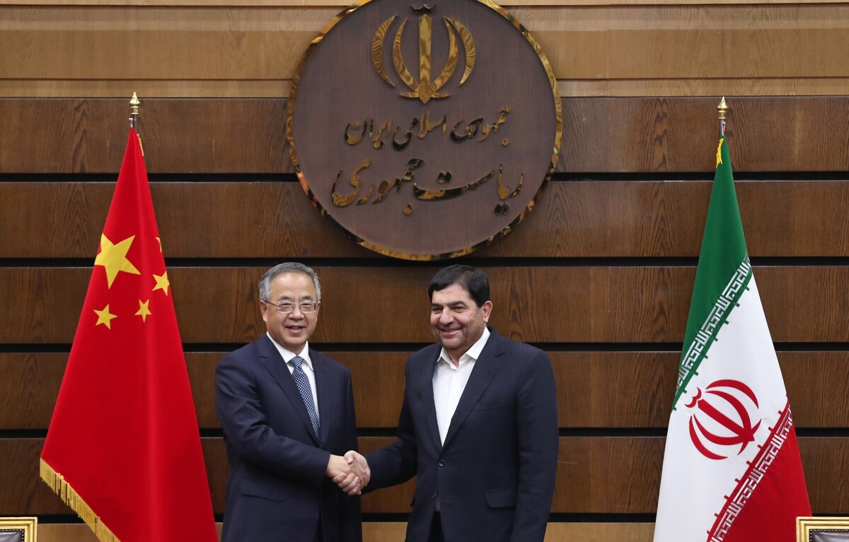 معاون اول رئیس‌جمهور ایران و معاون نخست وزیر جمهوری خلق چین آخرین وضعیت اجرای برنامه ۲۵ ساله همکاری‌های مشترک دو کشور را بررسی و بر لزوم سرعت بخشیدن به روند اجرای این برنامه تاکید کردند.