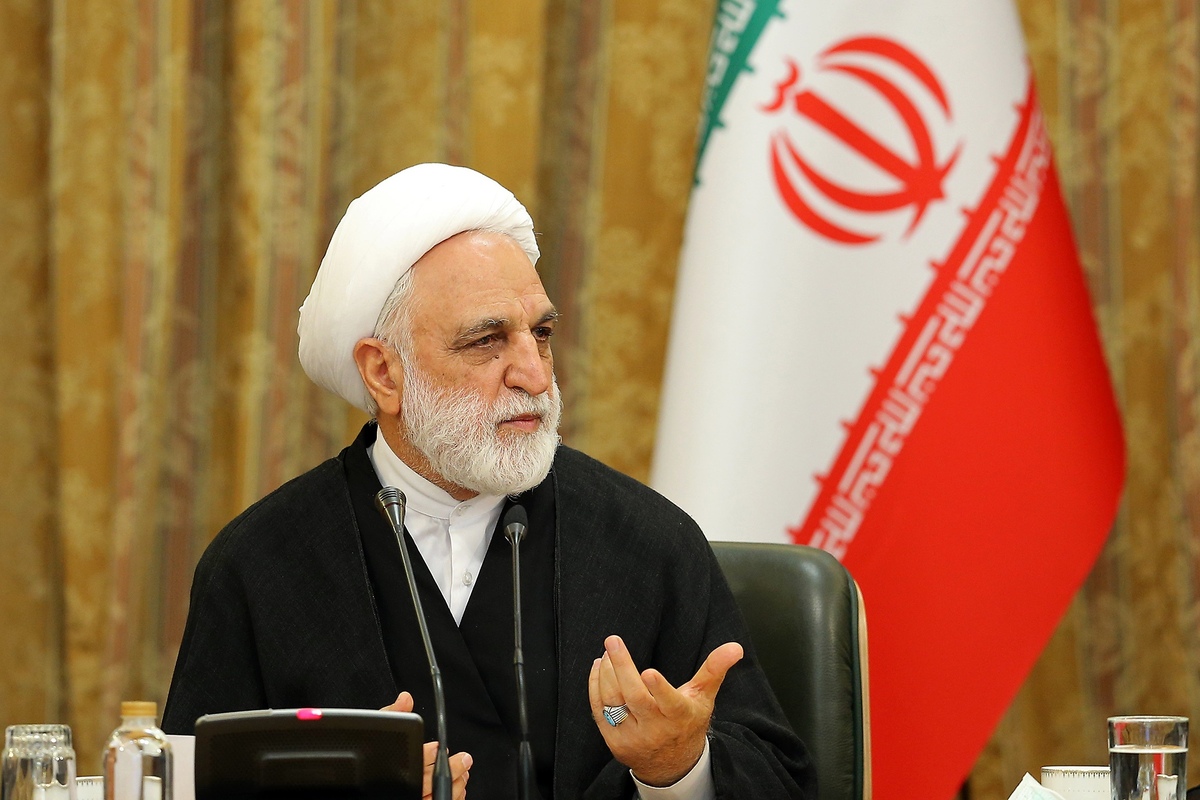 رئیس قوه قضاییه با بیان اینکه در مورد رعایت دستورالعمل الزام نبودن پوشش چادر در دادگاه و دادسرا دقت و تاکید شود، گفت: در جریان رسیدگی به پرونده اغتشاشات اخیر ارفاق به عده‌ای که برای شهروندان ناامنی ایجاد کرده‌اند و نقش موثری در ناآرامی داشته‌اند، ظلم به مردم است.