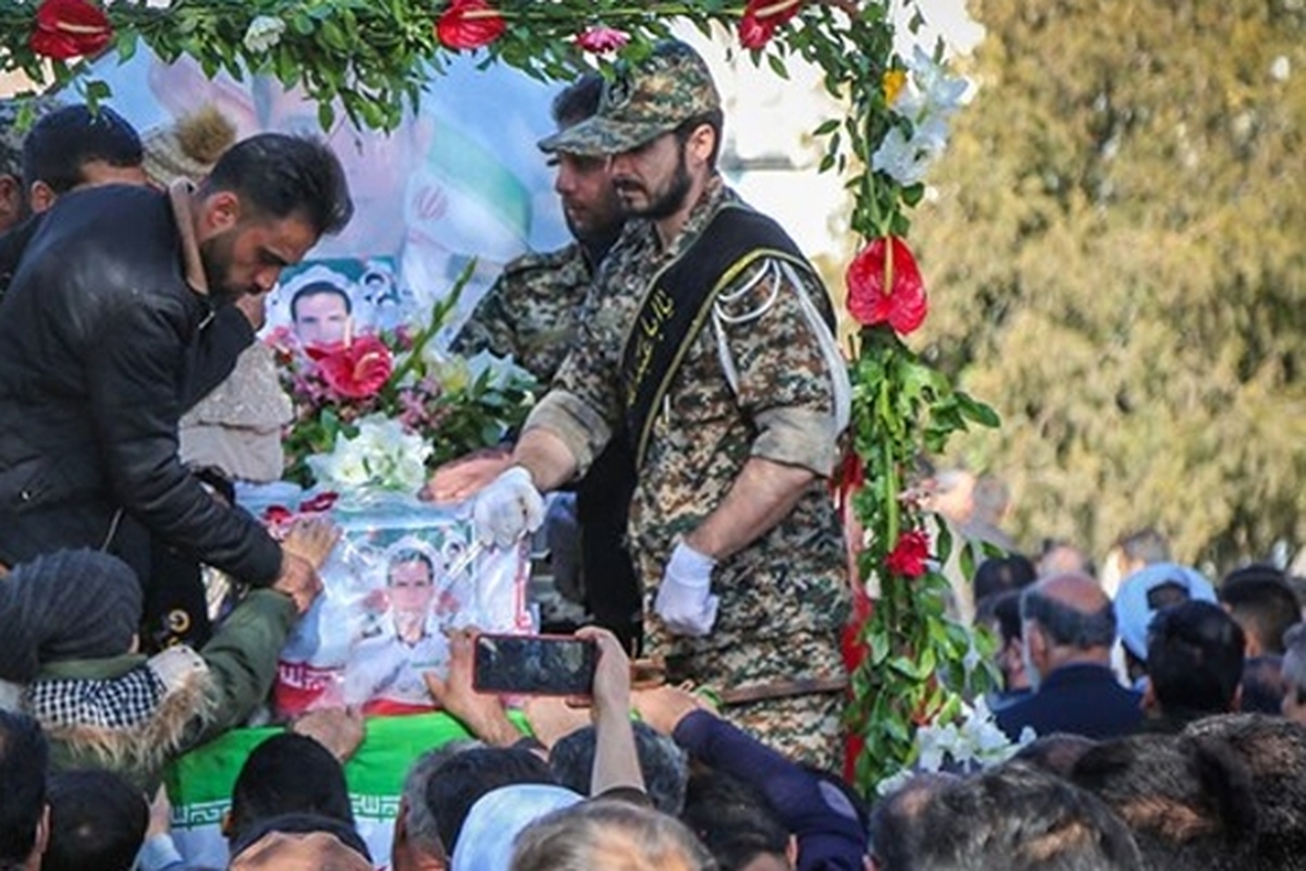 شهید «یزدان قجری» در حمله اغتشاشگران به قطار باری در راه‌آهن مبارکه اصفهان به شهادت رسید.