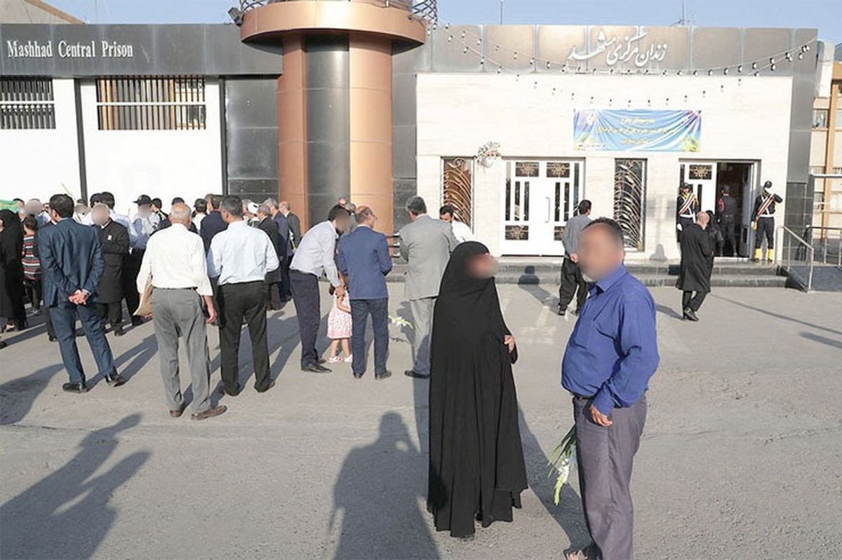 اینجا زندان است، زندان مرکزی مشهد؛ جایی که حتی اگر برای انجام امور روزانه هم به حوالی آن گذرتان بیفتد، نگاه کردن به دیوار‌های بلندش دلتان را تنگ می‌کند. دیوار‌های بلند سیمانی به همراه سیم خاردار‌هایی پیچ درپیچ و درهم تنیده که به سبب شرایط زندان بر در و دیوارش نقش بسته این روز‌ها دل خانواده‌های زندانیان را هم گریان کرده است. هریک عزیزی از خانواده خود را که حالا در قانون مجرم نام گرفته است در زندان دارند.