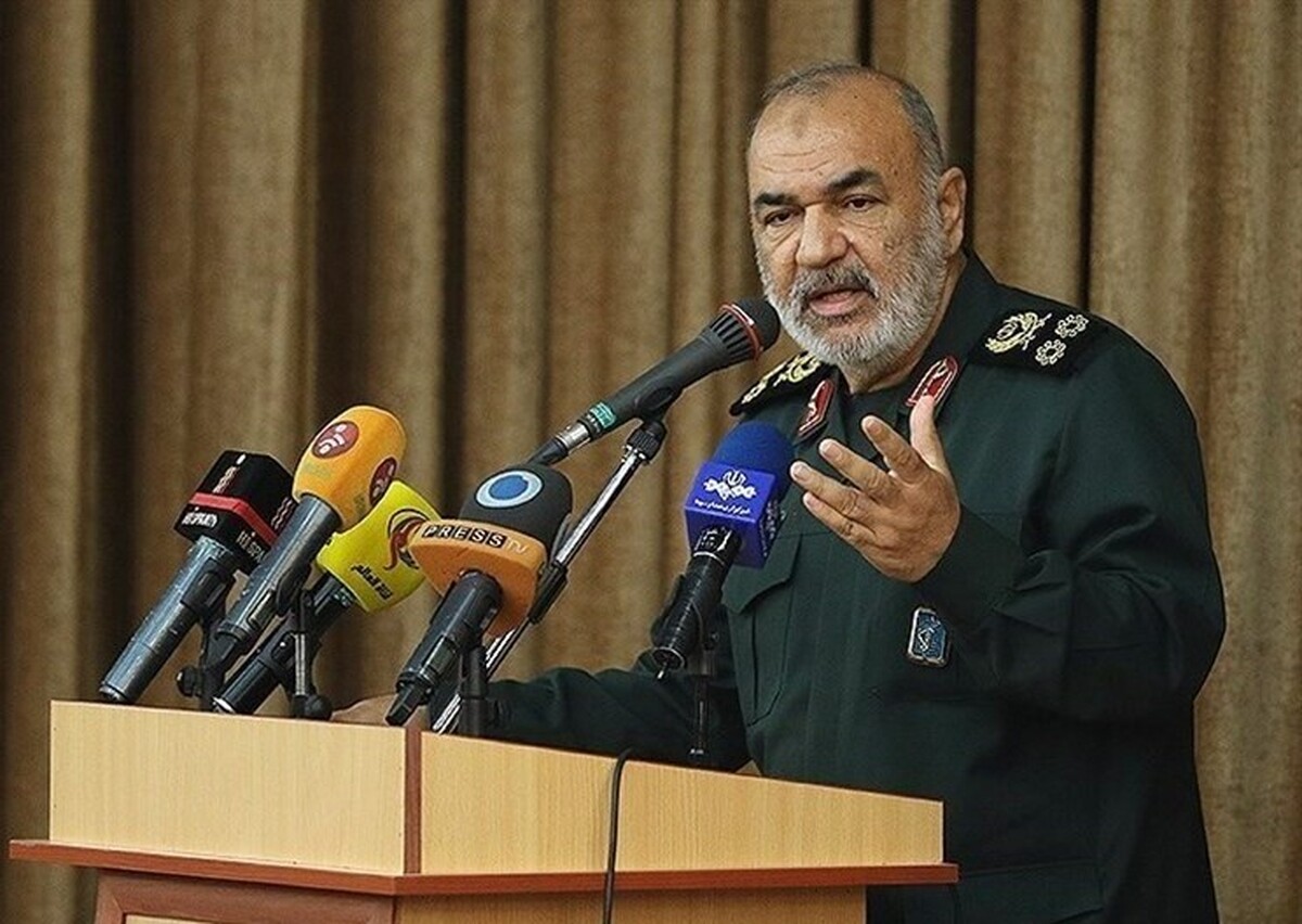 فرمانده کل سپاه با تاکید براینکه کار ما با دشمنان تمام نشده و آن‌ها هنوز هستند، اما قدرت‌شان تنزل یافته است، گفت: تاریخ برای فهم امروز است و از این منظر، دفاع مقدس و دشمنان آن روز و تفکراشان هنوز وجود دارند و با مطالعه دفاع مقدس می‌توانیم بفهمیم چه کسانی دنبال حذف نام کشور عزیزمان هستند.