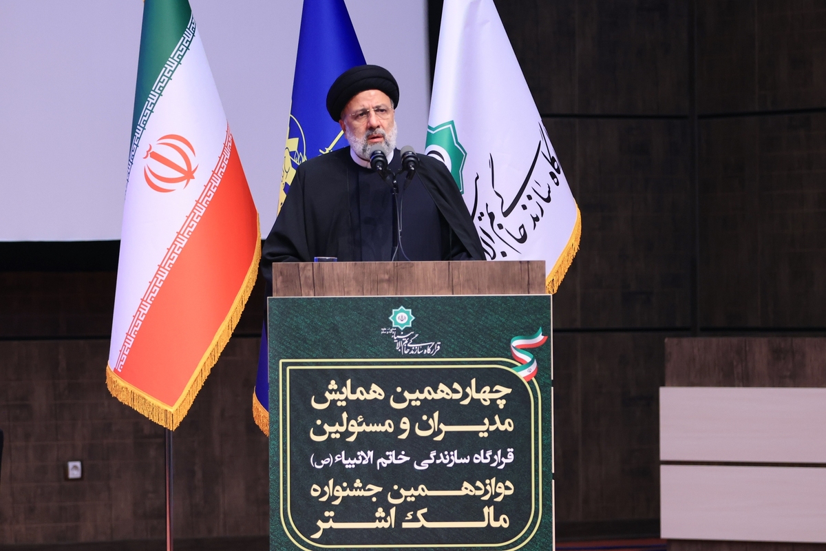 رئیس جمهور با بیان اینکه امروز در صنایع دفاعی با تولید پیچیده‌ترین تجهیزات حرف برتر را در منطقه و دنیا می‌زنیم، در عین حال متذکر شد که افتخار ایران منحصر به ساخت موشک نیست و به تولید قدرت در همه زمینه‌ها توجه داریم.