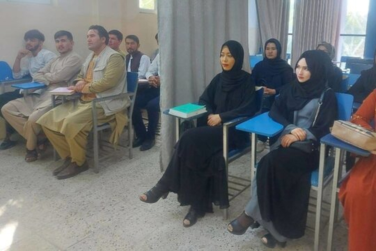 وزیر تحصیلات عالی (علوم) طالبان گفت این وزارت استادانی با تحصیلات مدرن را به مدرسه‌های دینی معرفی خواهد کرد و مضامین درسی نیز تغییر خواهند کرد.