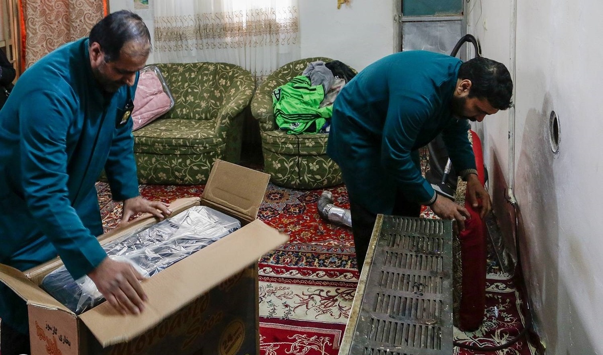 شور و نشاط امروز بچه‌ها در صف مدرسه، بیشتر از روزهای دیگر است، دلیلش هم اینکه خبردار شده‌اند خادمان امام رضا(ع) به مدرسه‌شان آمده‌اند تا ساعتی کنارشان باشند و با صبحانه گرم متبرک از آنها پذیرایی کنند. البته این فقط دانش آموزان محله بهمن نیستند بلکه مهربانی خادمان، پاییز سرد تعدادی از خانواده‌های نیازمند این محله هم را را گرم کرده است.