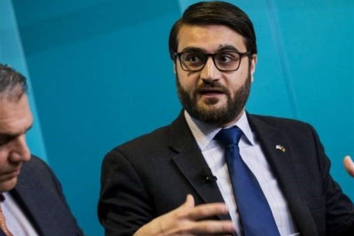 مشاور امنیت ملی سابق افغانستان به اظهارت وزیر خارجه سابق آمریکا درباره اشرف غنی واکنش نشان داد وگفت که غنی برای مبارزه تا آخرین روزها در برابر طالبان درخواست سلاح‌ کرد، اما این آمریکا بود که افغانستان را در نهایت رها کرد.