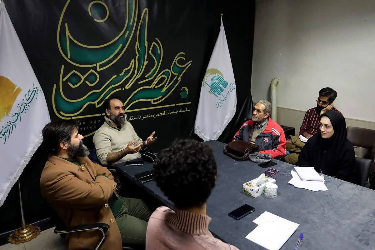 نخستین جلسه انجمن ادبی «عصر داستان» با حضور «رضا امیرخانی» از نویسندگان معاصر کشور در مؤسسه آفرینش‌های هنری آستان قدس رضوی برگزار شد.