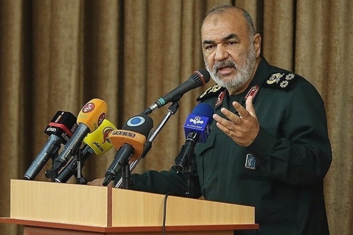 سرلشکر سلامی با بیان اینکه دشمن با بارش کلام دروغ و زور می‌خواهد ذهن ها را تخسیر کند، گفت: در دنیای امروز یا باید قوی و متقدر بود و مستقل و عزیز زندگی کرد یا باید تسلیم شد و در این میان راه وسطی وجود ندارد.