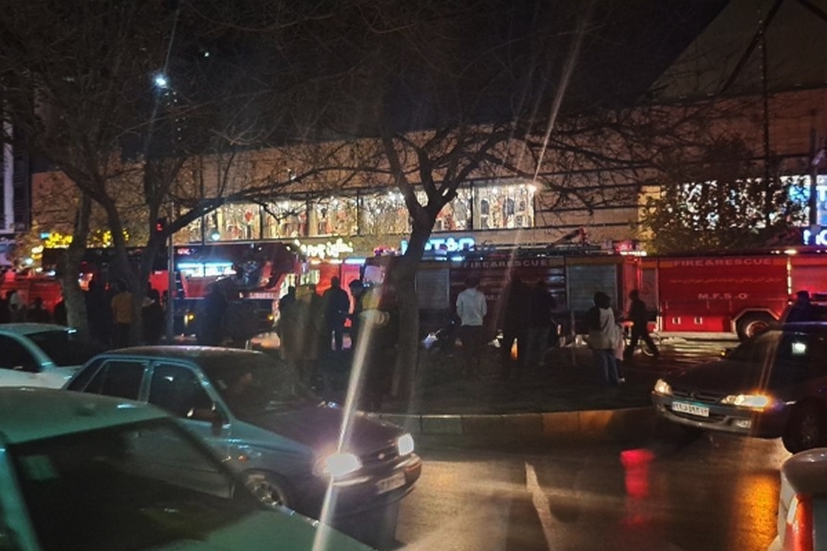 آتشپاد دوم مجید فرهادی، مدیرعامل آتش نشانی مشهد از مهار آتش سوزی در قسمت پله های اضطراری یک مجتمع تجاری در مشهد خبر داد.