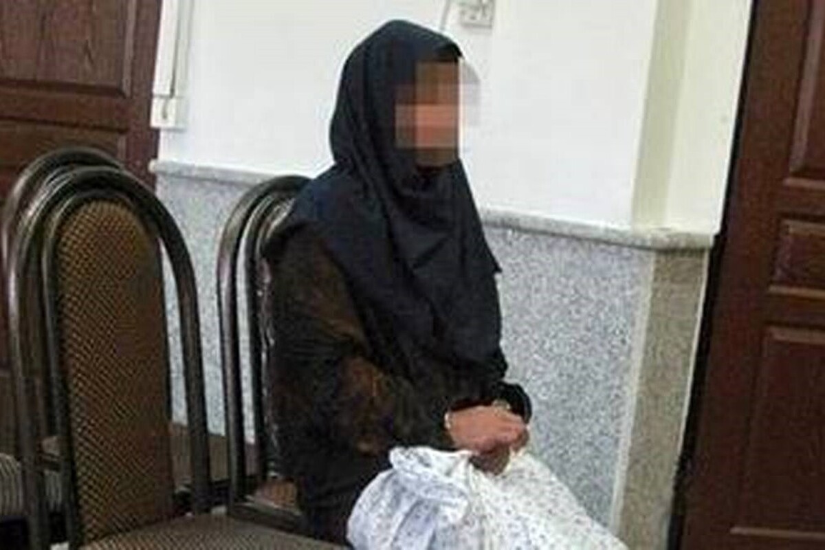 سارق طلافروشی‌های پایتخت زن جوانی بود که با استفاده از گریم و کلاه‌گیس خودش را به یک پیرزن شبیه کرده و با ورود به طلافروشی‌ها نقشه سرقت را عملی می‌کرد.