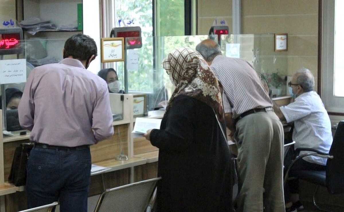 نماینده مردم فلاورجان در مجلس گفت: عدم پذیرش ضامن بازنشسته و کارمند قراردادی توسط بانک یا ضرورت معرفی سه ضامن برای دریافت یک وام خرد، از مشکلات بسیاری از متقاضیان دریافت وام است.