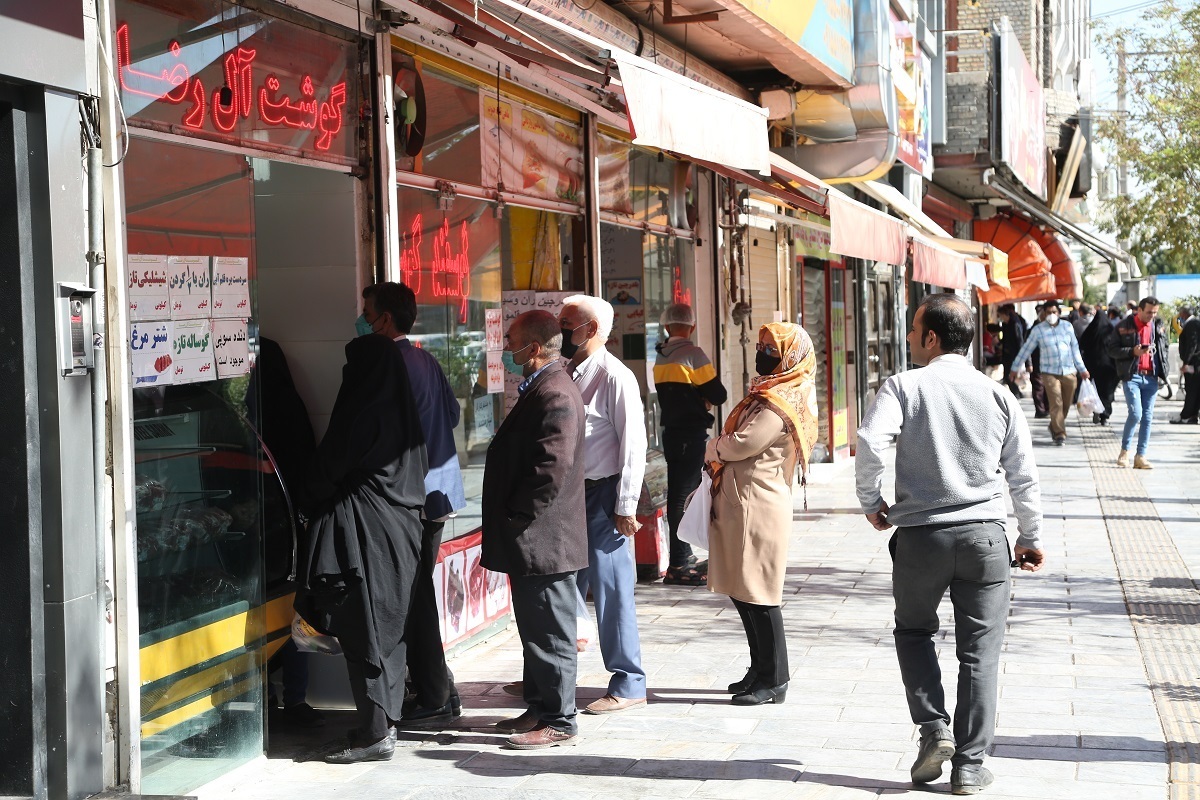 با وجود اینکه نرخ مصوب مرغ حدود ۶۳ هزار تومان است، عرضه و تقاضا قیمت مرغ را در اولین روز هفته حدود ۵۲ هزار تومان تعیین کرده است. قیمت تخم مرغ نیز با نرخ هر کیلو ۴۸ هزار تومان به قیمت حدودی هر کیلو مرغ رسیده است.