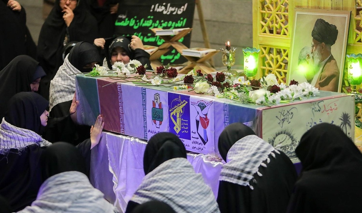 در ایام شهادت حضرت فاطمه زهرا(س) پیکر پاک شهید گمنام دفاع مقدس بر دوش دختران دهه هشتادی مدرسه امام رضا(ع) تشییع شد.