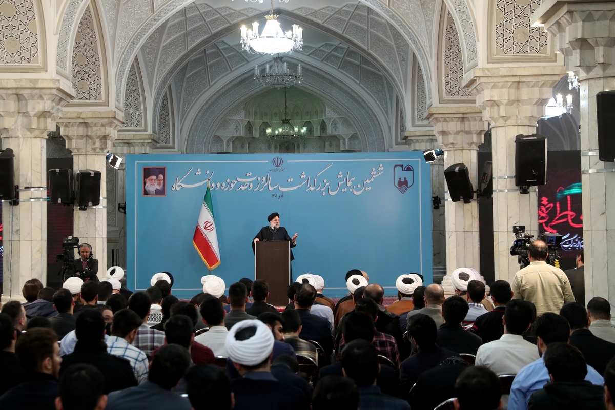 رئیس‌جمهور شناخت و رفع نیاز‌های جامعه انسانی معاصر را اصلی‌ترین ماموریت حوزه و دانشگاه دانست و تاکید کرد: شناخت این نیاز‌ها در گرو آن است که حوزه و دانشگاه از مردم، در میان مردم و با مردم باشند و با شناسایی و تدوین نظام مسائل جامعه برای رفع مسائل بر اساس اصول علمی محکم و غنی اسلامی راهکار ارائه دهند.