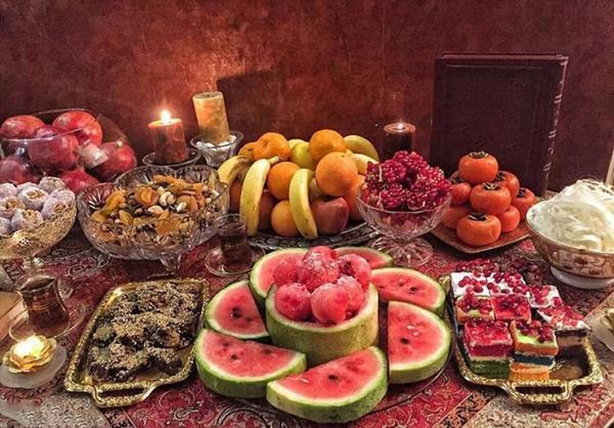 افغانستانی‌های مقیم ایران در شب یلدا(چله) دور هم جمع می‌شوند و شب یلدا را جشن می‌گیرند.