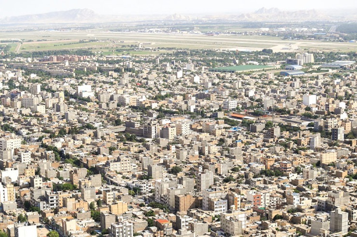 جذب سرمایه گذار یکی از روش‌های تأمین مالی شهرداری‌ها و از عوامل توسعه پایدار شهری به شمار می‌آید که با چالش‌هایی همچون محدودیت‌های ساختاری شهرداری ها، قوانین دست وپاگیر، تورم و فقدان ثبات اقتصادی کشور در این حوزه مواجه است.