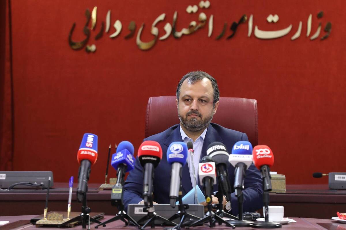 سخنگوی اقتصادی دولت از افزایش ۲۰ درصدی حقوق کارمندان در سال ۱۴۰۲ و پرداخت سود سهام عدالت از امروز خبر داد.