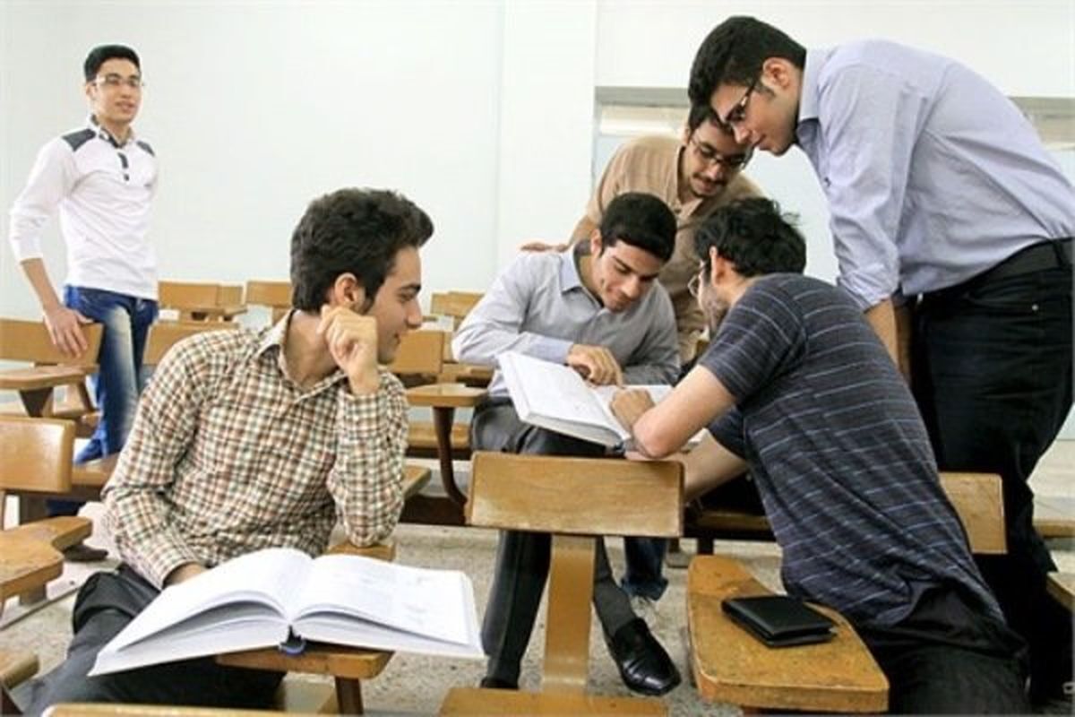 دانشجویان مانند بسیاری از اقشار کشور می‌توانند تحت پوشش تامین‌اجتماعی قرار گیرند و در حین تحصیل برای خود سوابق بیمه‌ای ایجاد کنند. سوابق بیمه‌ای دانشجویان در سازمان تأمین‌اجتماعی تفاوتی با سوابق بیمه‌ای افراد شاغل ندارد و به سوابق بیمه‌ای دوران اشتغال بعد از تحصیل آنان متصل می‌شود.