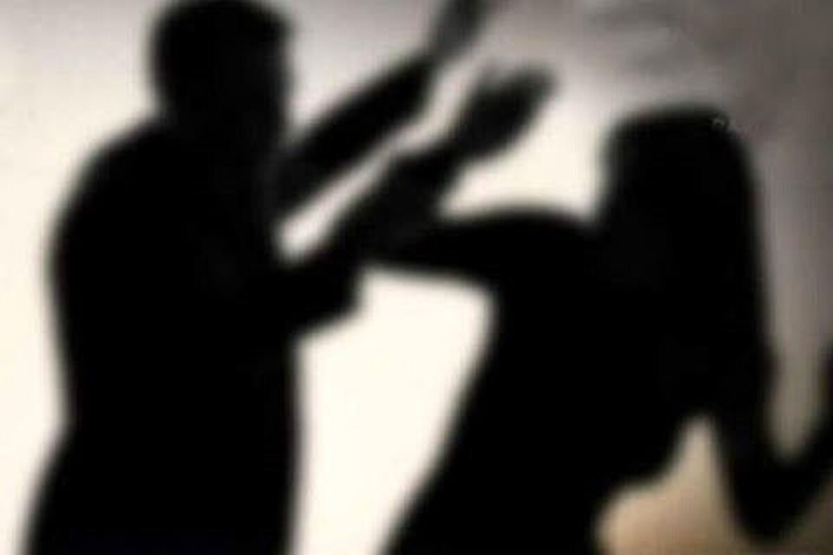 سردسته یک باند مخوف ربودن و تعرض به زنان در حالی دستگیر شد که مشغول شلاق زدن به زنی عریان بود.