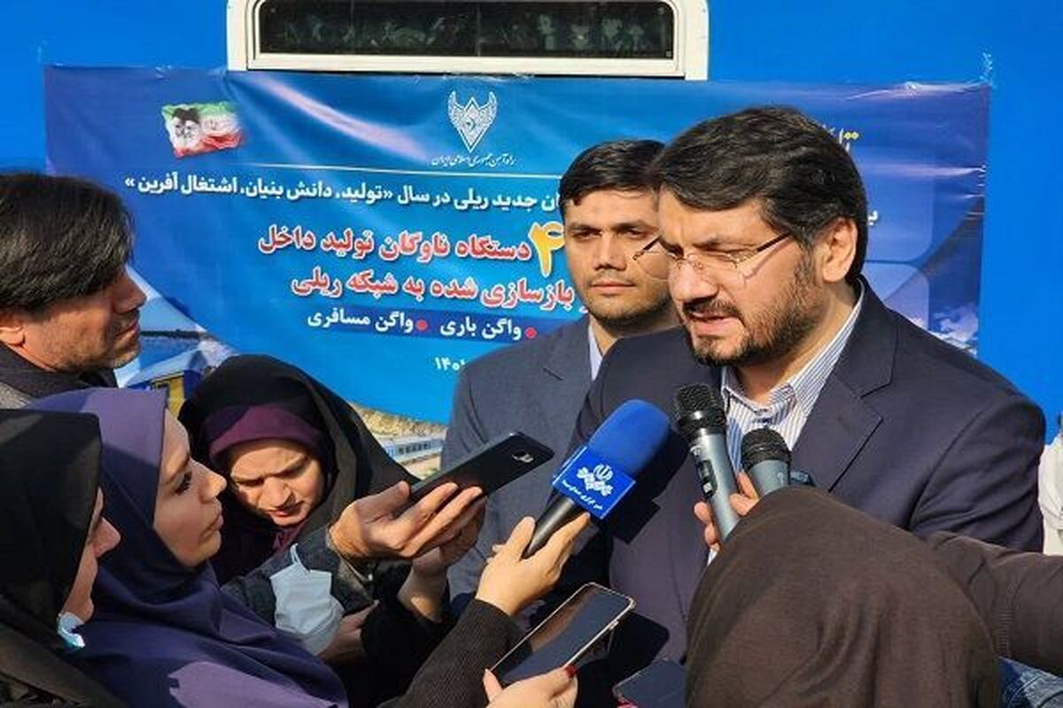 وزیر راه و شهرسازی درباره واردات لکوموتیو گفت: تاکید ما استفاده از تولیدات داخلی است، اما اگر در جایی نیاز مبرم به واردات وجود داشته باشد و یا تولیدکنندگان داخلی نتوانند قیمت‌های رقابتی ارائه کنند، از اهرم واردات استفاده خواهیم کرد.