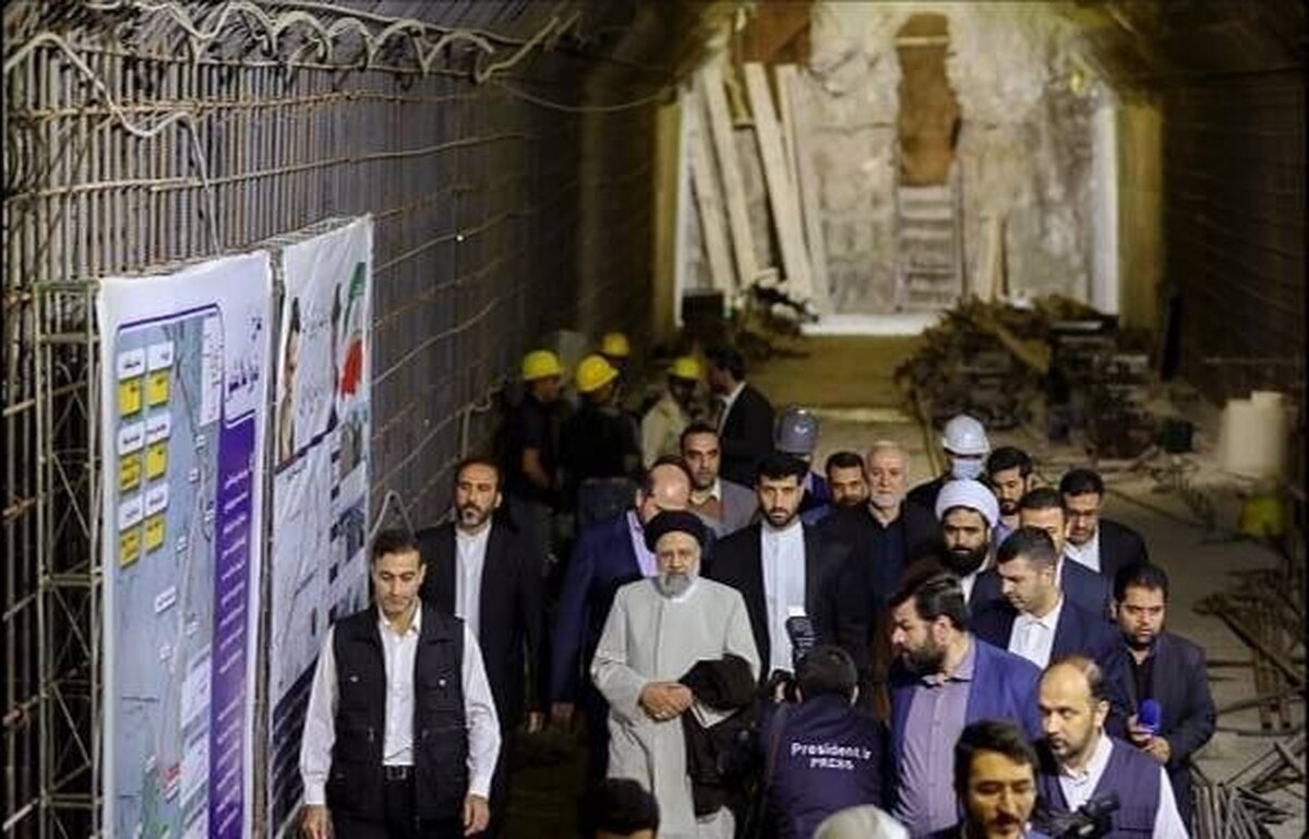 رئیس جمهور که امروز پنجشنبه به شهرستان اسلامشهر سفر کرده است از روند احداث پروژه ملی متروی این شهر بازدید کرد.