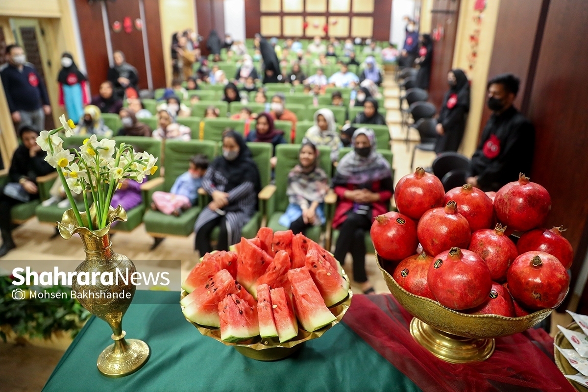 بچه‌ها در سالن آمفی تئاتر بیمارستان اکبر جمع شده بودند تا فرشته‌های مهربانی که کارشان لبخند نشاندن روی لب‌های معصوم کودکان بیمار است یلدای شیرینی را حتی در روزهای رنج و بیماری بیمارستان برایشان رقم بزنند.