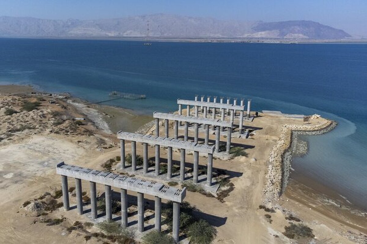 مدیرعامل منطقه آزاد قشم از ساخت پل خلیج فارس توسط قرارگاه خاتم الانبیاء خبر داد.