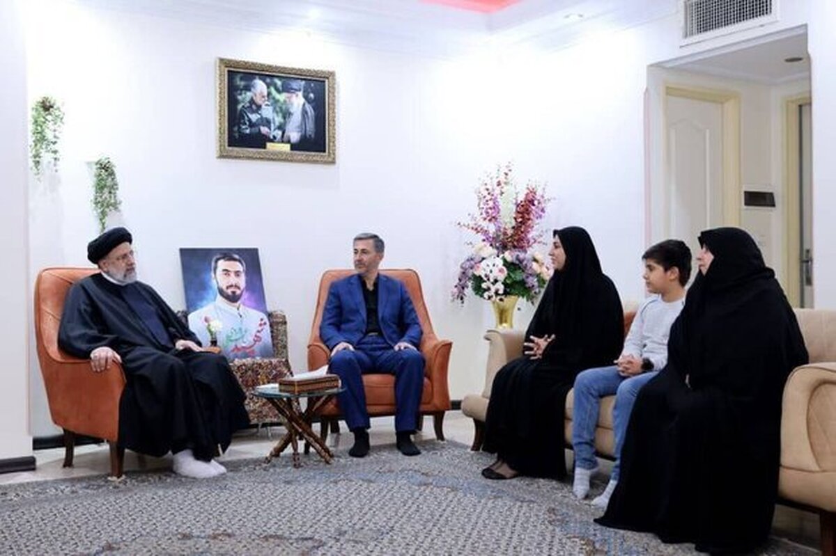 رئیس جمهور کشورمان همزمان با شب یلدا در منزل شهید آرمان علی‌وردی حضور پیدا کرد و با خانواده این شهید گرانقدر دیدار و گفتگو کرد.