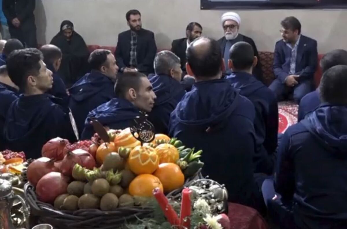 حجت‌الاسلام‌والمسلمین مروی، تولیت آستان قدس رضوی‌، شب یلدا از معلولان آسایشگاه شهید بهشتی بازدید کرد.
