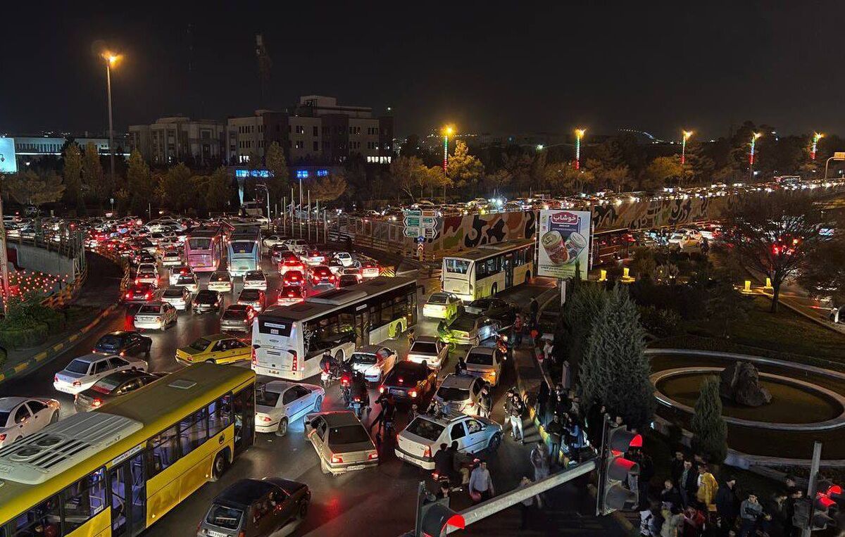با توجه به جشن پیروزی مردمی در مشهد ترافیک سنگین و پرحجمی در برخی از‌محورهای پر تردد مشهد به وجود آمده است.