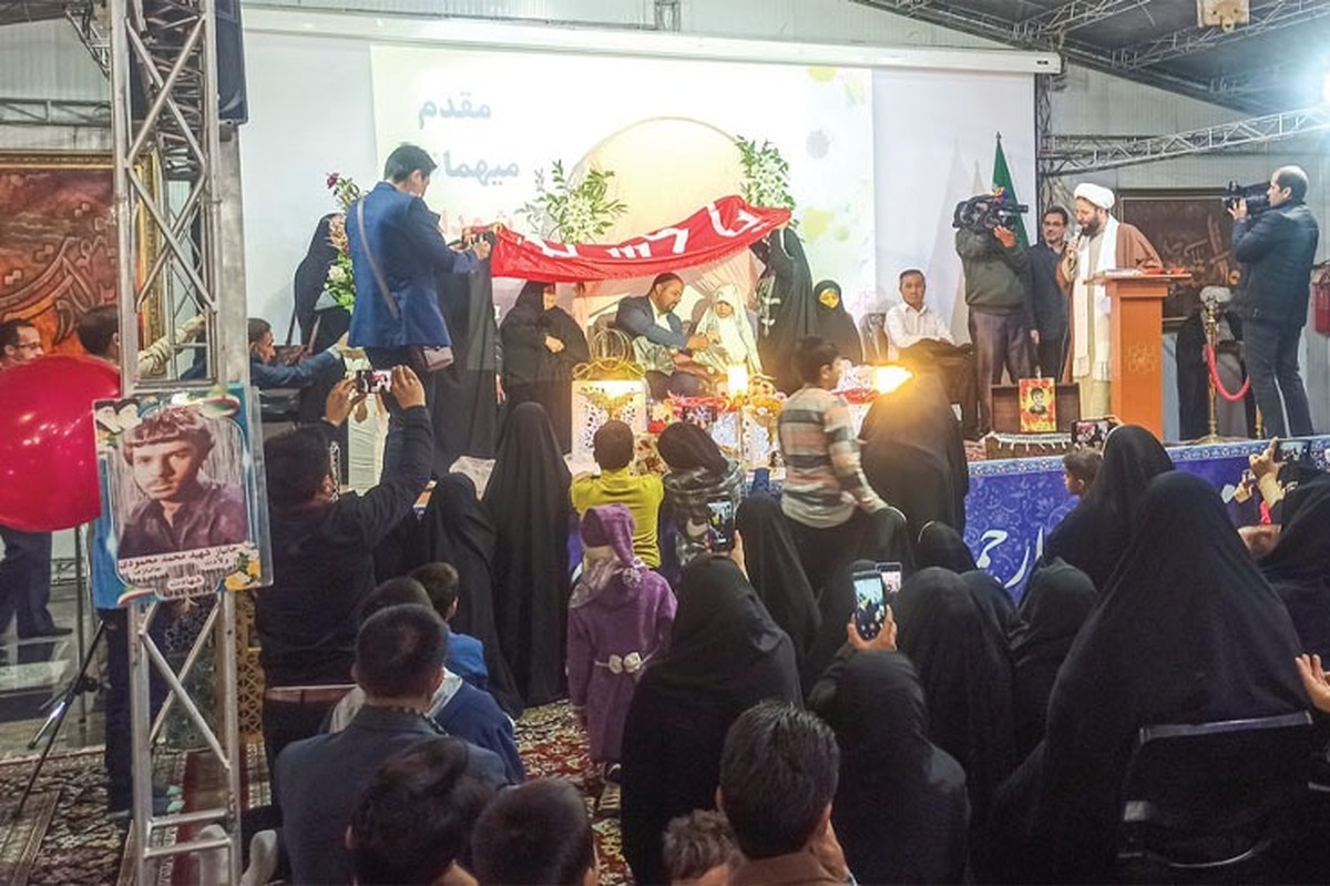 زوج جوان مشهدی، مراسم عقدشان را میهمان شهدای بهشت امام رضا (ع) بودند