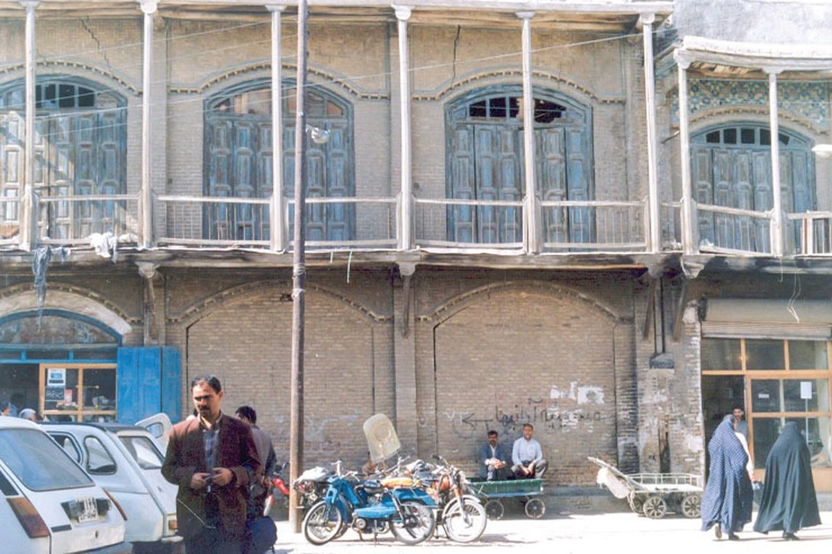 درست یک‌سال پیش از احداث فلکه حضرتی یعنی در سال ۱۳۰۷، ساخت سرای تجاری عزیزا... اف در محله عیدگاه مشهد به پایان رسید. دراین‌میان، با توسعه معابر و ازبین‌رفتن بخشی از بافت اطراف حرم، تعدادی از سرا‌ها و تیمچه‌های قدیمی مشهد تخریب شدند، اما با افزایش مسافرت و تجارت، کاروان‌سرا‌ها و سرا‌ها و تیمچه‌های جدیدی با کاربری تجارتی و برخی زوارنشین ساخته می‌شود که طبق گزارش مکتب شاهپور، تعداد آن‌ها در سال ۱۳۱۳ حدود ۱۵۲ باب است.